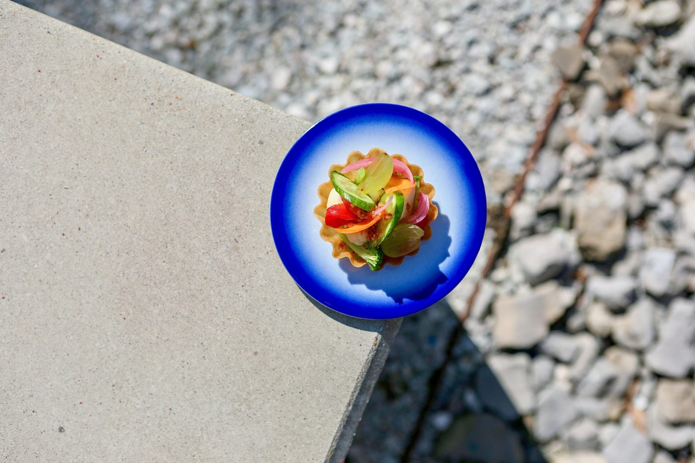 Tartelette de légumes sur assiette bleue
