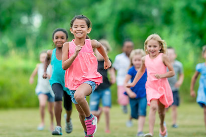 Kinder, die im Freien laufen