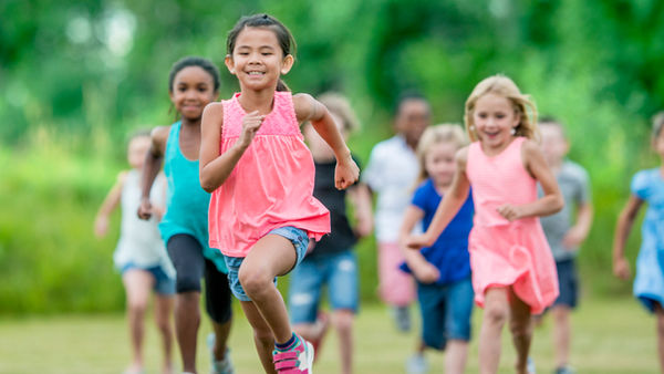 Por que a criança precisa correr?