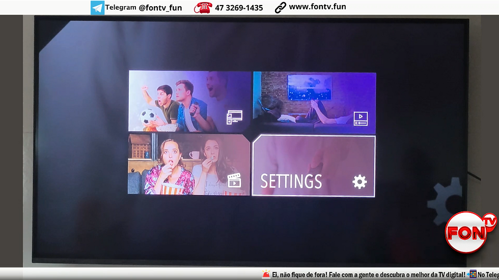 Uma tela de TV mostrando uma interface de player de vídeo com três visualizações em miniatura e uma opção de configurações.
