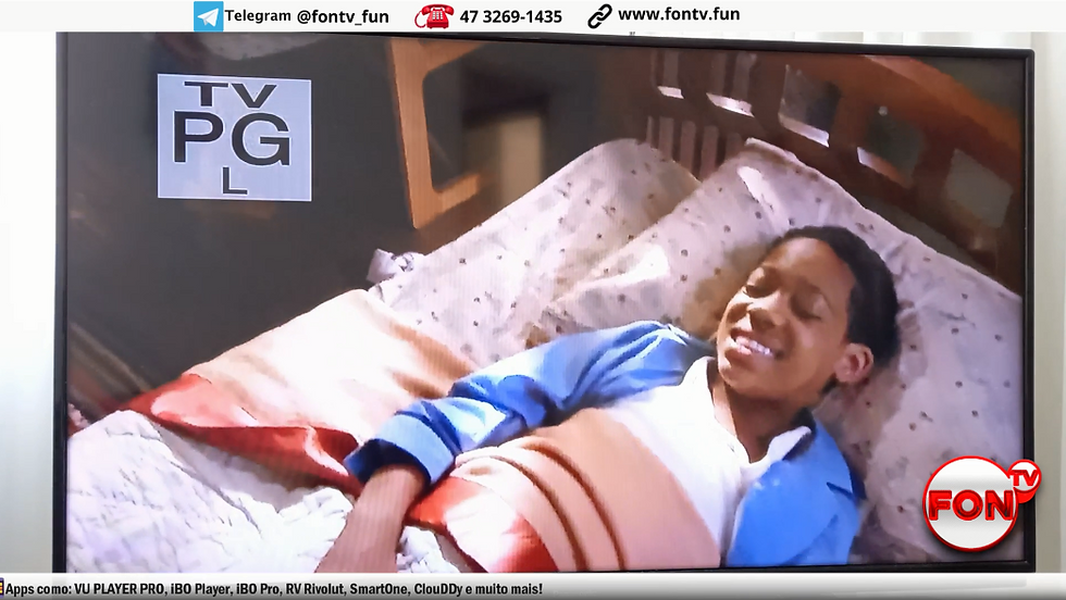 Pessoa deitada na cama assistindo a um programa de TV com classificação TV-PG na tela.