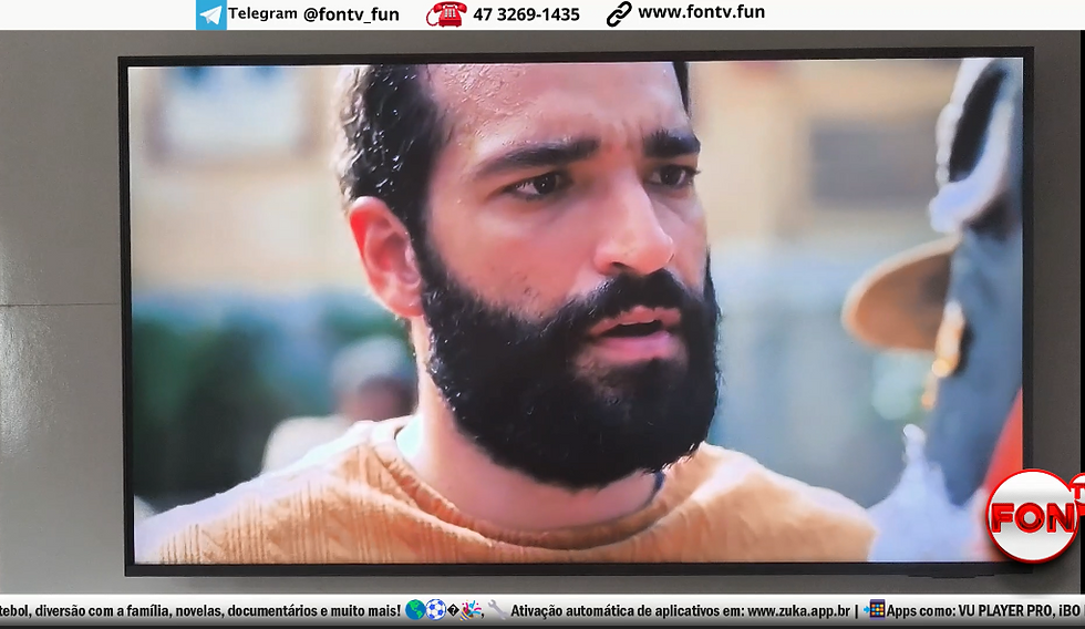 Uma tela de televisão mostrando um homem visto de trás com uma área central desfocada e vários gráficos na tela.