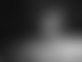 Homem caminhando sozinho na estrada