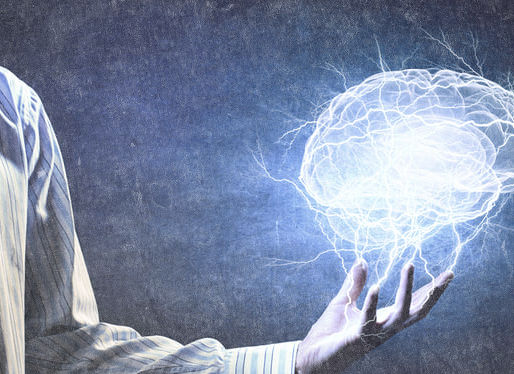 Uma pessoa segurando um cérebro holográfico