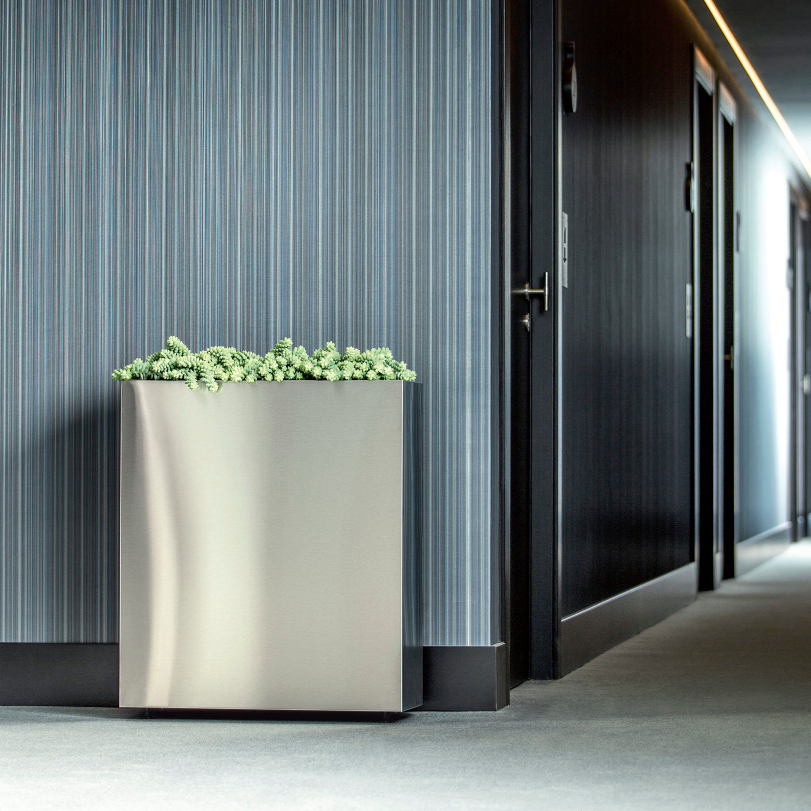 Veranda metal planter