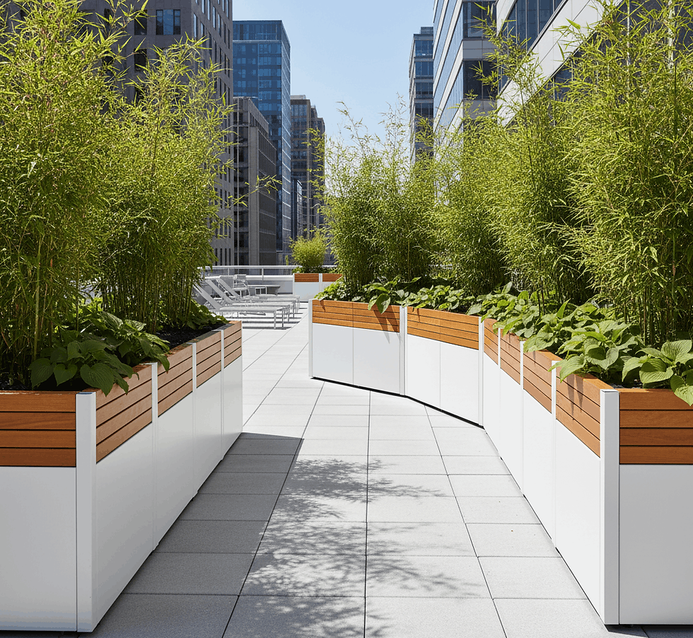 Jardin sur le toit avec de hautes plantes vertes dans des jardinières en bois modernes, bordé de gratte-ciel. L'endroit est lumineux et serein sous un ciel ensoleillé.