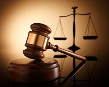 Martelo do juiz e balança da justiça