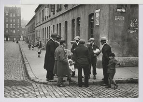 Walter Ballhause / An Sonntagen / 10.10 / Eckensteher am Sonntagmorgen (Fannystr., Werkswohnung Weberei)