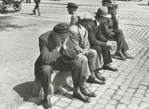 01.04 Arbeitslose vor dem Arbeitsamt – gestempelt zum Nichtstun
