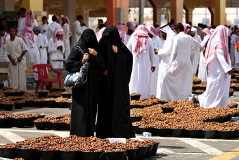 mideast-saudi-arabia-ramadan-market.jpg