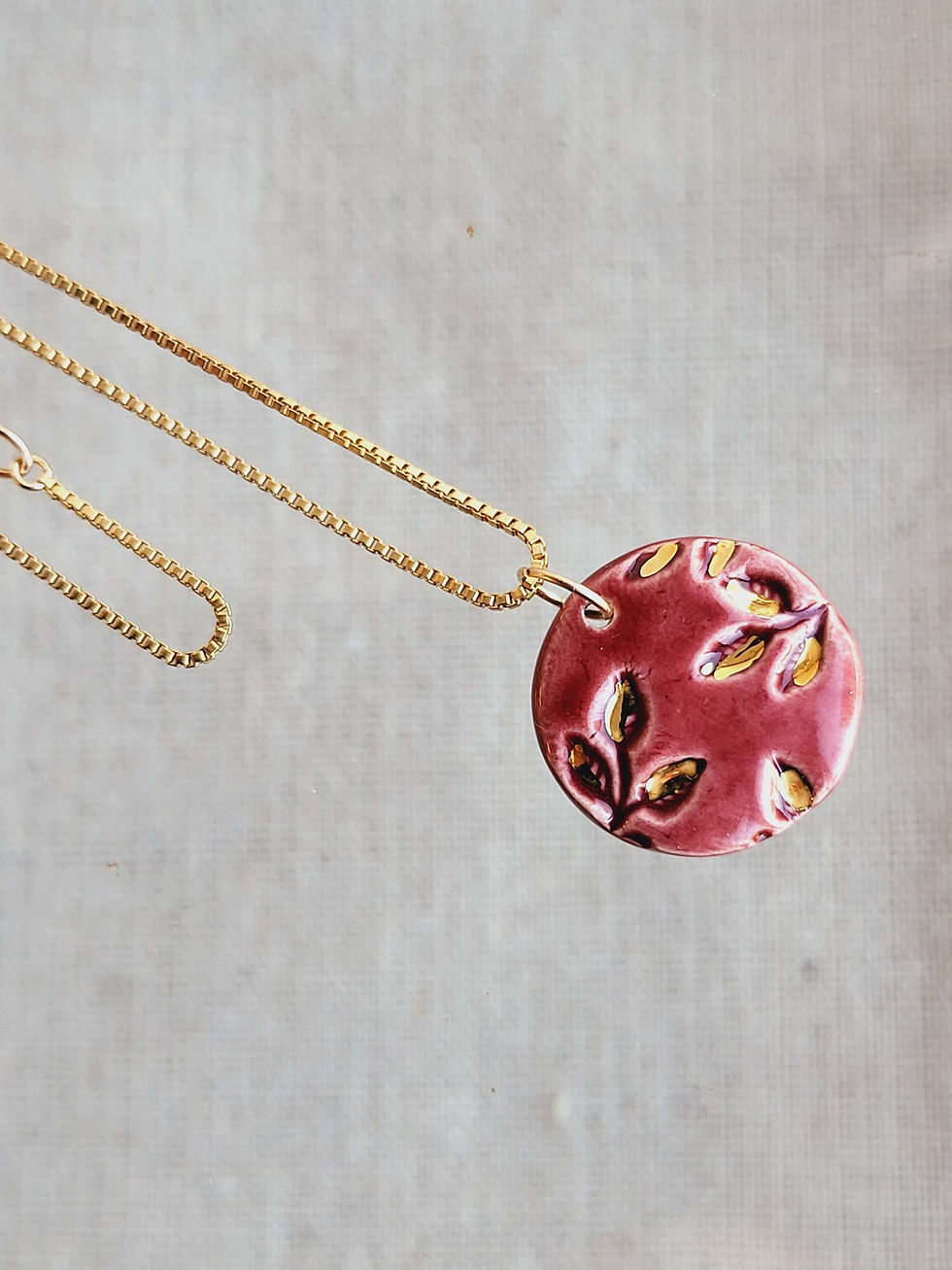 Miniature : Collier d'inspiration floral, couleur grenat, sur chaine gold filled