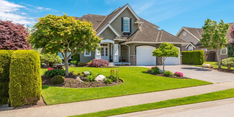 Freshly mowed lawn in Medford, Oregon with clean borders and professional lawn care finish