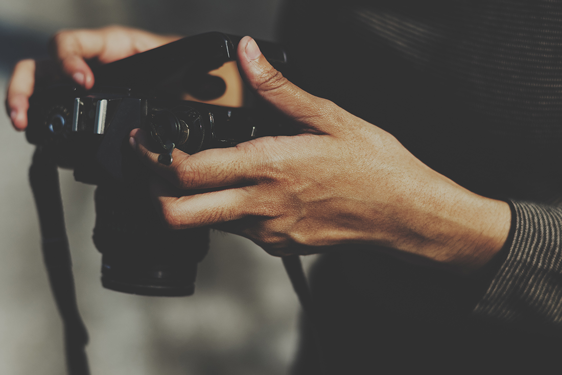 closeup-hands-checking-film-camera copie.jpg