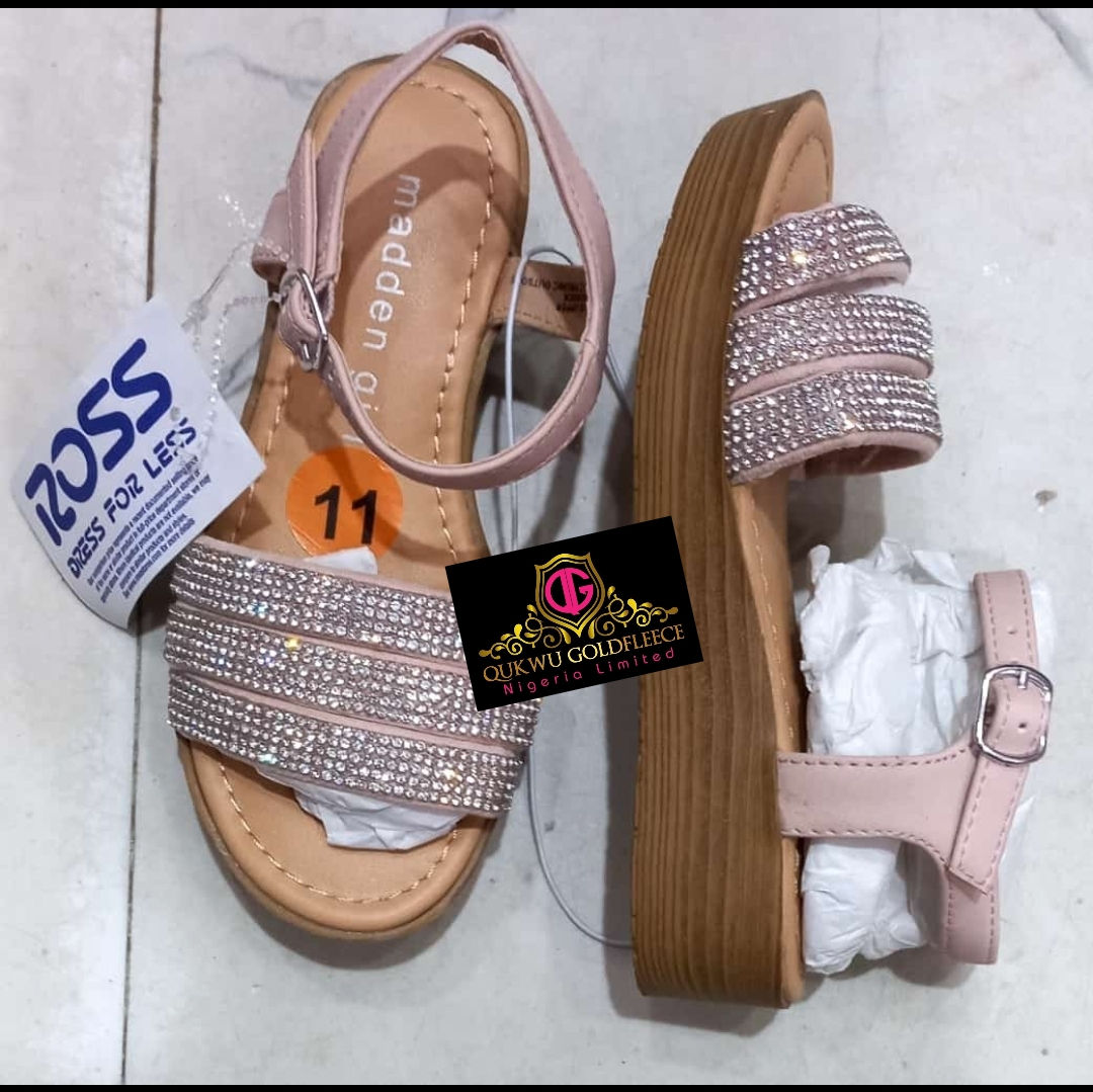 Ladies low heel sandals comes in different sizes,  colours and patterns