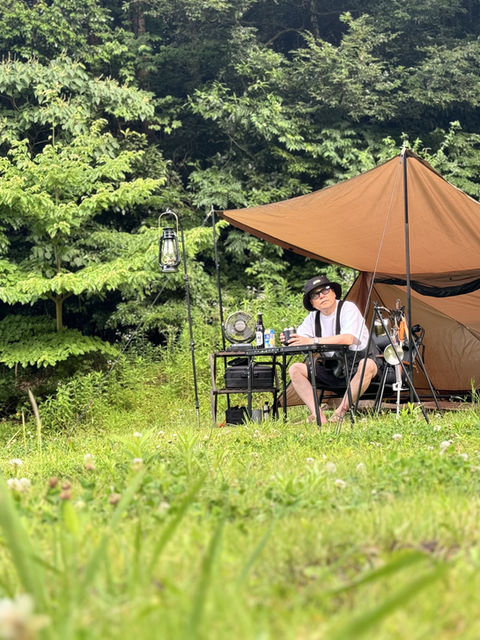 キャンプテントの下で家族と共に過ごす快適な時間