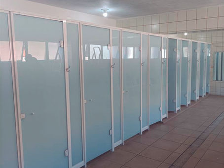 Banheiros da piscina da sede de cara nova