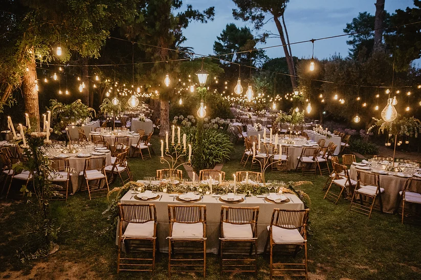 mesas en un patio adornadas para una boda