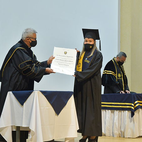 Ceremonias de graduación en Colombia y Guatemala