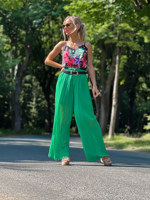 Pantalon de couleur verte. La coupe est fluide et large. Fabriquée en Italie.
