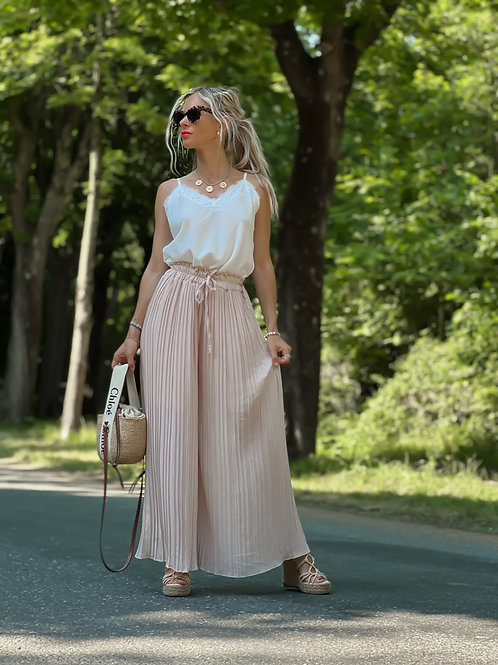 Pantalon beige plissé. La coupe est droite et la taille marquée. Très confortable à porter !