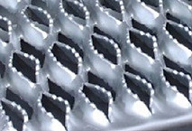 Boca caiman, escalon de acero dentado