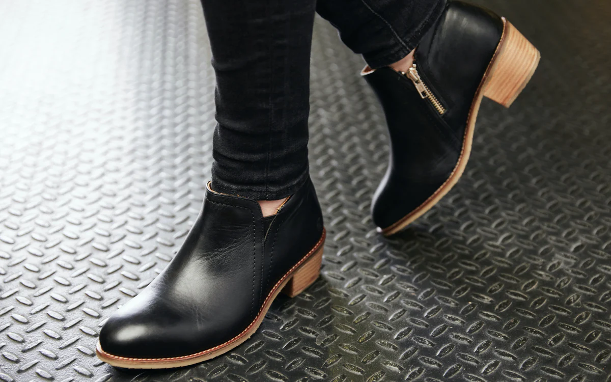 Gravity-ESD_Steel-Toe-Safety-Shoe-for-women-in-Black-Full-Grain-leather-4_1200x.webp