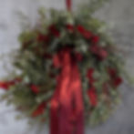 Corona de Navidad con materiales naturales verdes y detalles clásicos