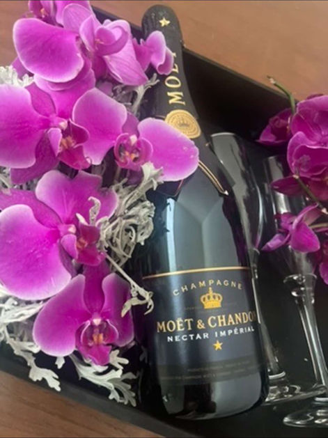 Botella Moët & Chandon con orquídeas en caja de regalo, diseño floral de lujo en Guadalajara