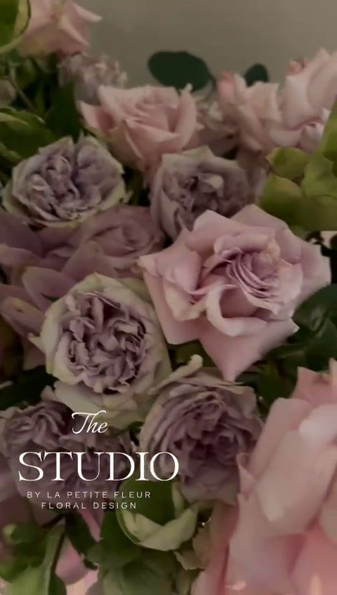 Thumbnail: Video de Signature Blush by La Petite Fleur - Arreglo floral premium