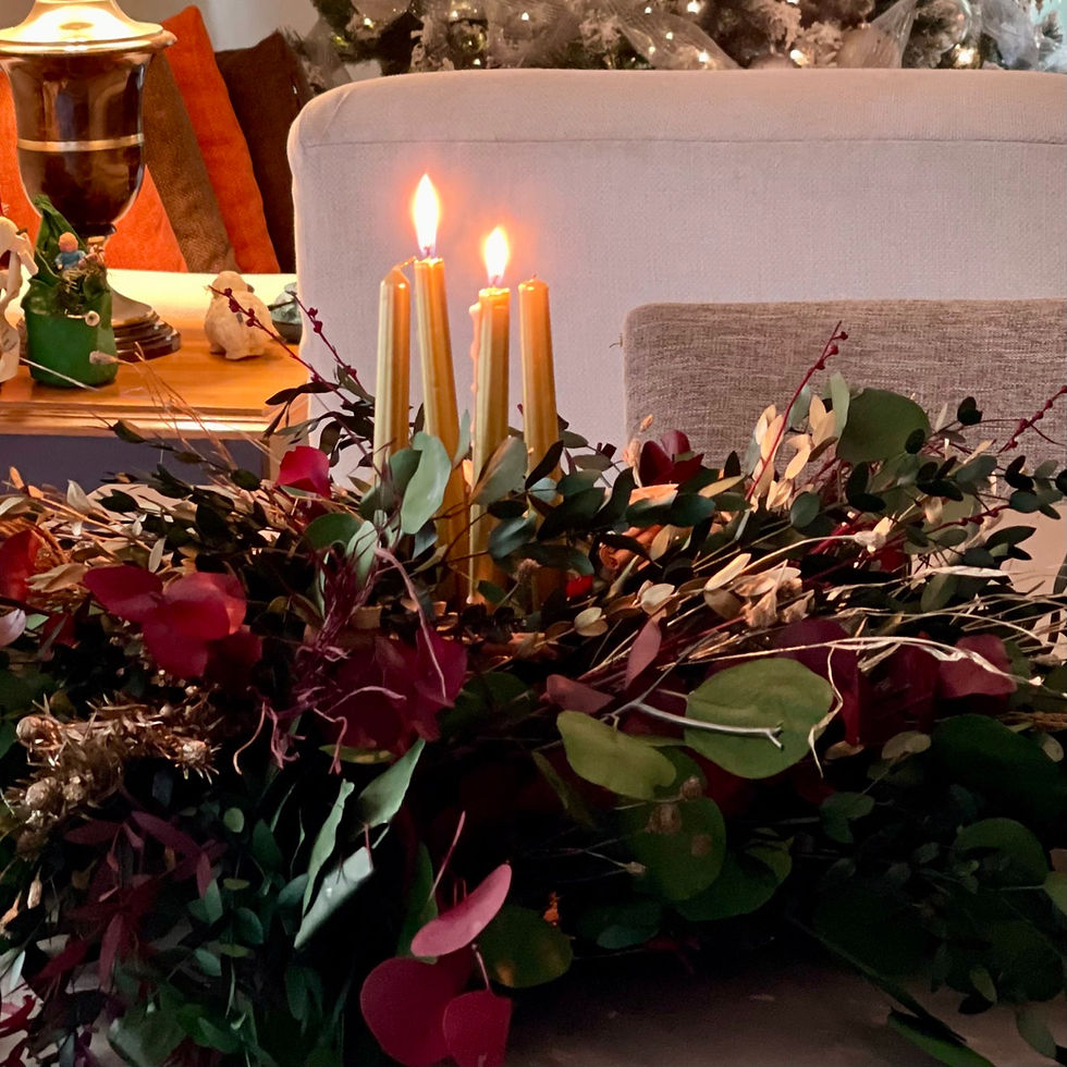 Eternal Light Wreath XL con velas encendidas, tonos rojos, verdes y acentos naturales