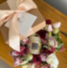 Caja de flores con vela aromática 
