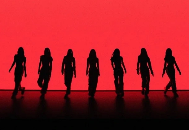 Silhueta das sete integrantes do Baby Monster, grupo feminino anunciado pela YG Ent.