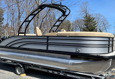harris-pontoon-boats-sunliner-250-sle-running-2026-E4A9710rt.jpg