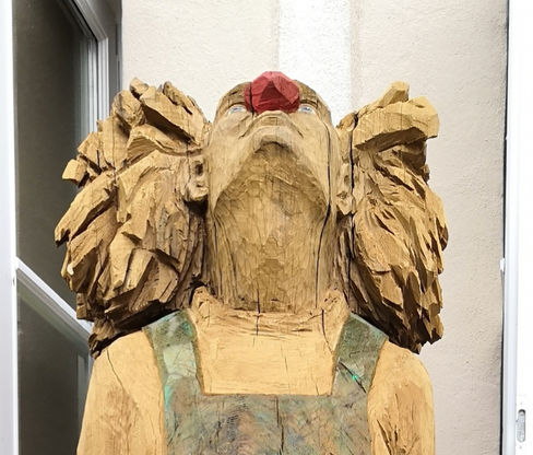 Sculpture sur bois Ramona Bächtiger, sculptures poétiques Sculpture sur bois Ramona Bächtiger, sculpture tronçonneuse, 