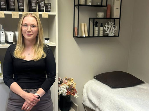 Karolina valde Hakkas och skapade sin salong mitt i byn