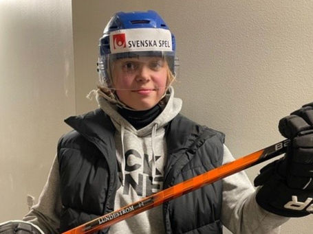 Gällivaresonens Tre Kronor-hjälm under klubban i MAIF Tjejhockeys initiativ för UNICEF