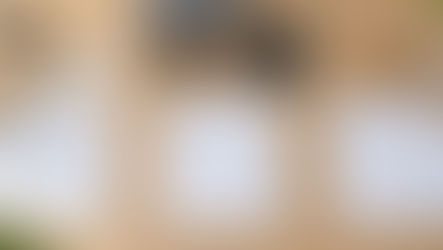 Tre fakturor på ett skrivbord med miniräknare och kundfigurer – fakturering till privatpersoner, företag och föreningar.