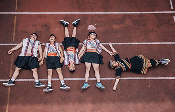 校園 操場跑道 躺著