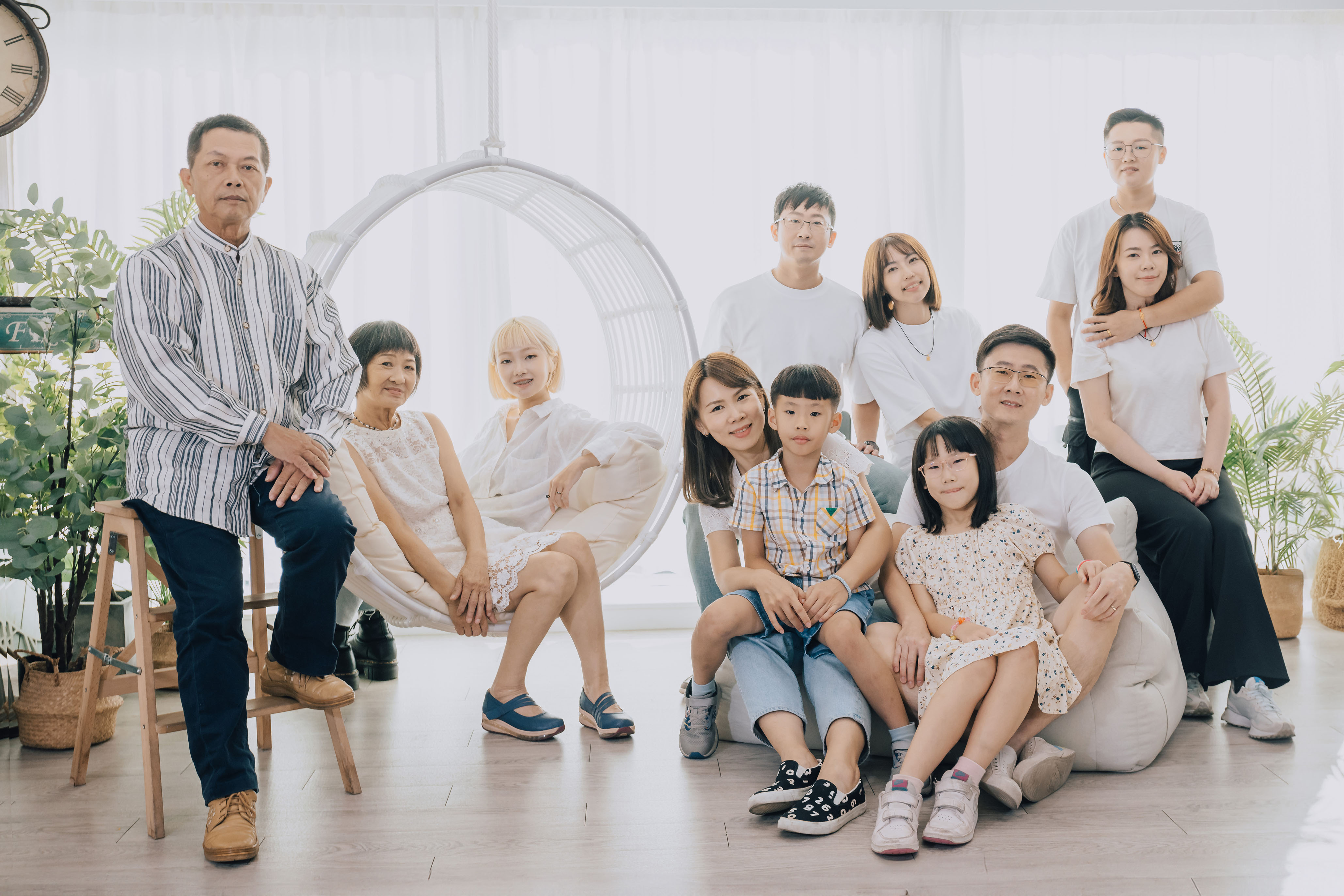 三代同堂近二十人全家福,白色鞦韆椅與自然採光攝影棚
