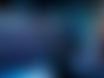 Pessoa analisando gráficos em uma tela digital, representando o mercado financeiro e o comportamento das criptomoedas, tema central do guia para iniciantes.