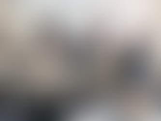 Jovens da geração Z em reunião de trabalho, ilustrando os desafios da geração Z no mercado de trabalho e os altos índices de demissões recentes.