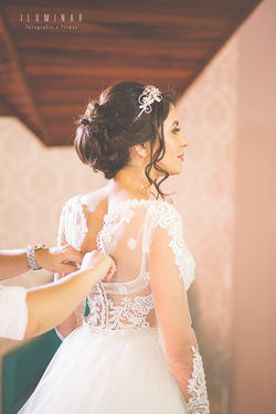 Fechando o Vestido da Noiva