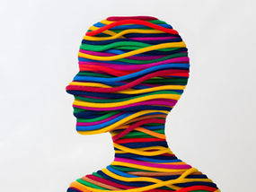 Selbstbewusstsein stärken: Symbolische Illustration eines Kopfes aus bunten Linien als Darstellung von Achtsamkeit, innerem Beobachter und mentaler Klarheit.