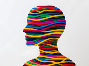 Selbstbewusstsein stärken: Symbolische Illustration eines Kopfes aus bunten Linien als Darstellung von Achtsamkeit, innerem Beobachter und mentaler Klarheit.