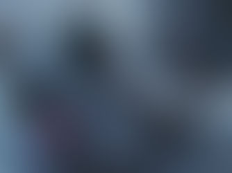 Zwei Menschen liegen nebeneinander im Bett; einer hält ein Smartphone, die andere Person hat die Augen geschlossen.