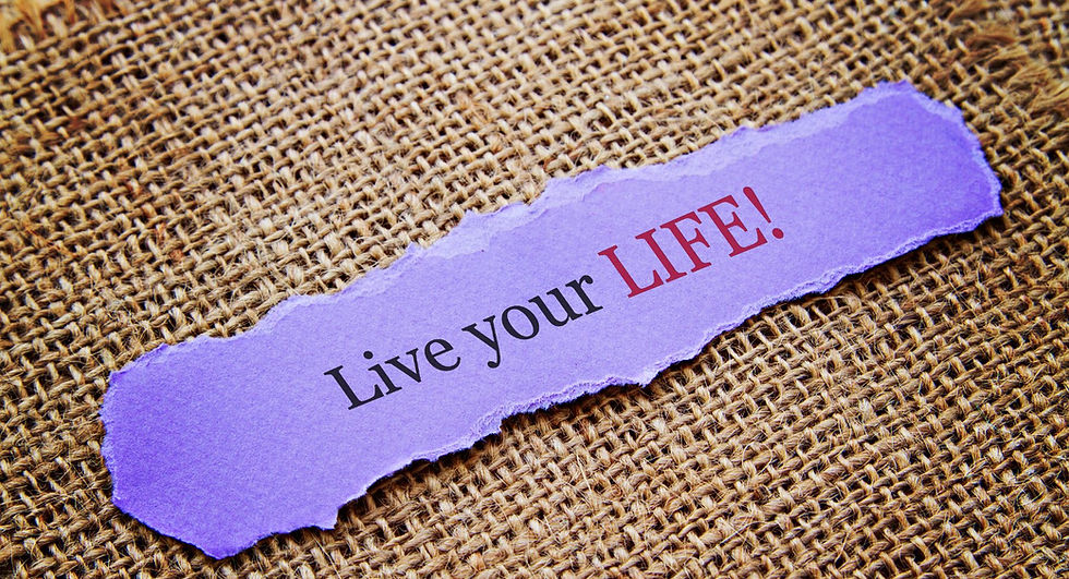 Selbstwert stärken: Lila, angerissener Papierstreifen mit der Aufschrift „Live your LIFE!“ auf grober Juteoberfläche – Symbol für den Mut, das eigene Leben aktiv zu gestalten.