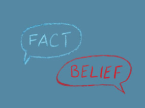 Glaubenssätze – zwei gezeichnete Sprechblasen mit den Worten „Fact“ und „Belief“.
