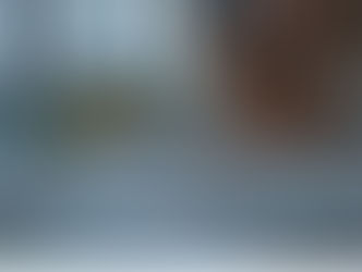 Schlafstörungen Anzeichen: Frau sitzt auf Bett