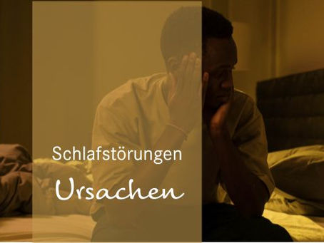 Schlafstörungen Ursachen: Mann sitzt auf Bettkante