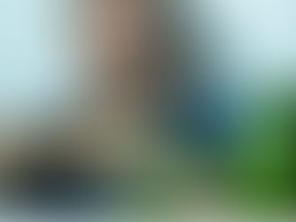 Ursachen Depression: Mann in Hocke sitzend